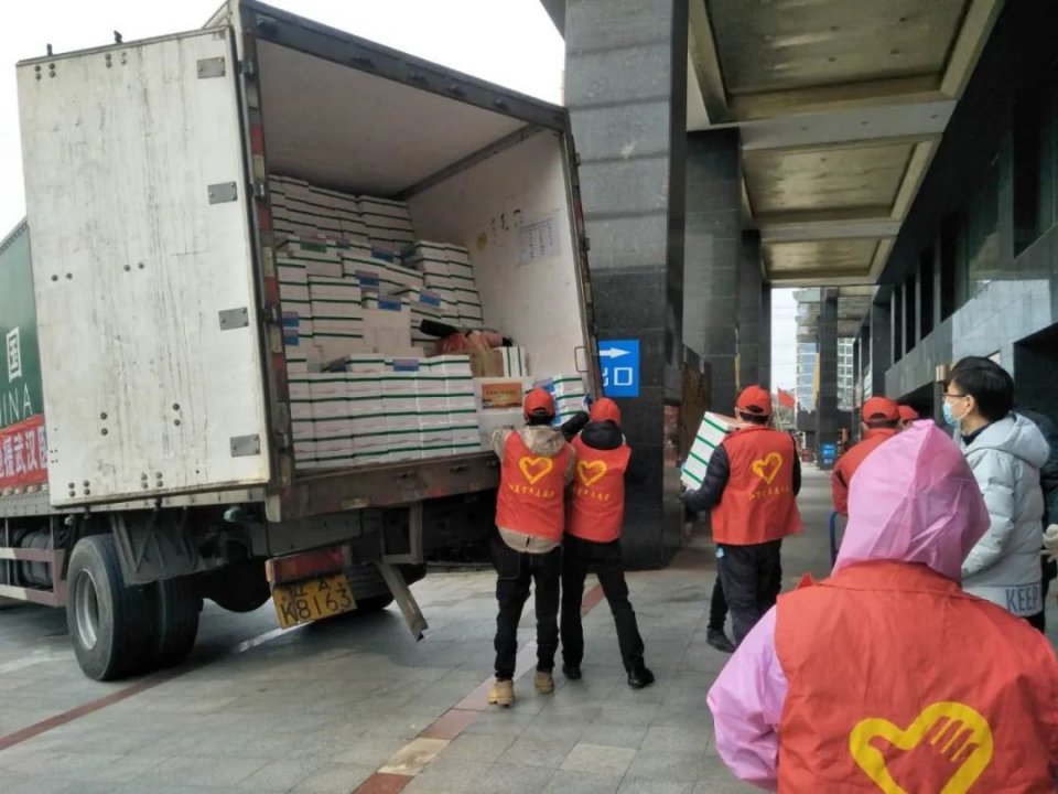 第八车，第100吨，第7500箱，顺利送达雷神山大连医疗队