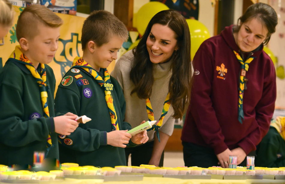凯特王妃踢足球,凯特王妃条纹毛衣