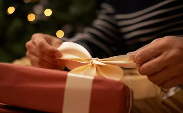 该怎样送礼物给女生,怎么送礼物给女生比较好