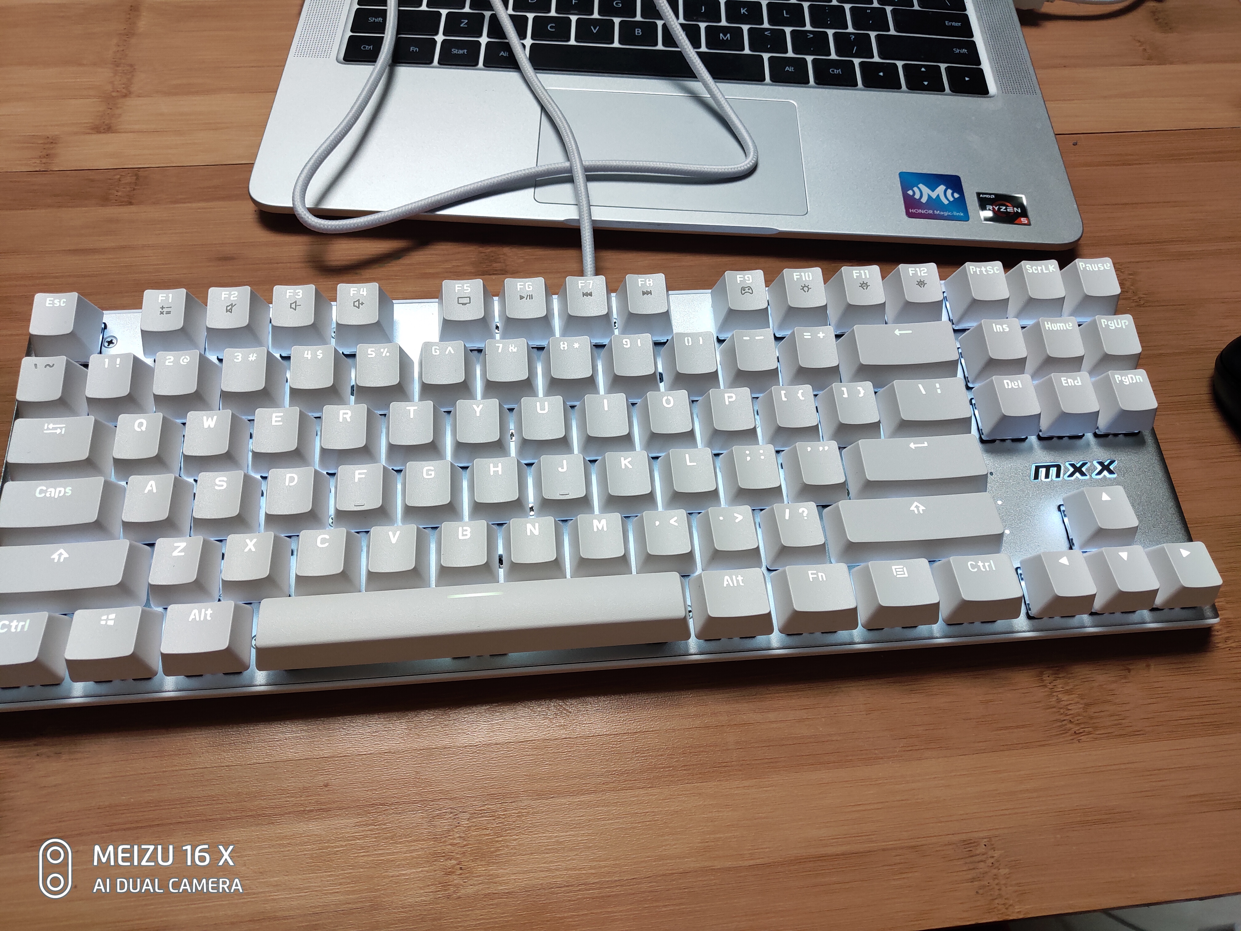 公认手感最好的机械键盘轴是什么,机械键盘樱桃轴与普通轴的区别