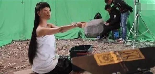 女星“洗澡”照片曝光,原本我们看到的香艳镜头,都是拍摄的套路