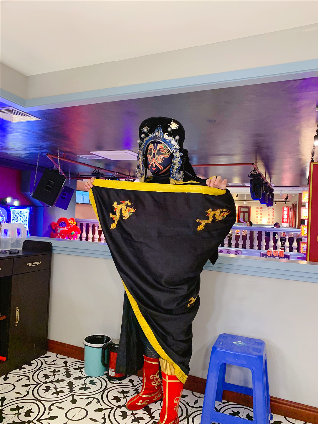 长春桂林路有家电影《叶问》同款火锅酒馆，楼里面有座“香港城”