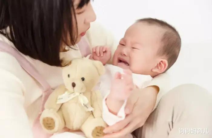宝宝爱哭闹有什么土方法,幼儿园新生入园哭闹老师哄娃技巧