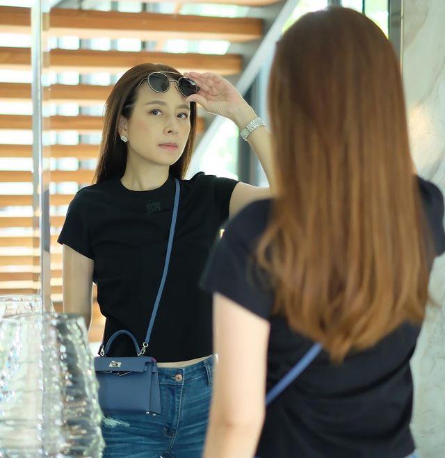 华裔富婆伍伦盼，穿荧光绿背心减龄，背35万爱马仕有夏日气息