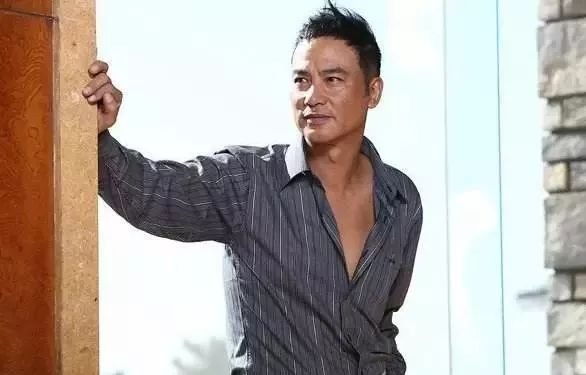 昔日影帝如今沦落为小鲜肉作陪,昔日影帝沦落街头