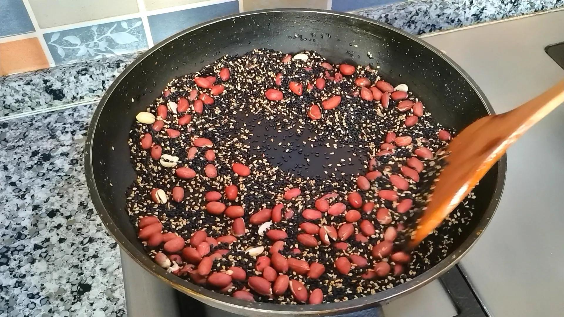 营养早餐冲泡芝麻糊,自制芝麻糊粉怎么吃不伤胃