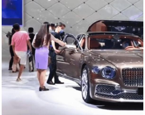 男子打扮邋遢逛车展，宾利销售殷勤服务，“看鞋就知是大客户”