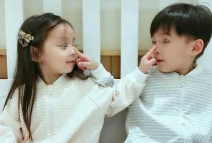 小男孩有什么错只是想要抱抱,为什么小男孩更需要抱抱