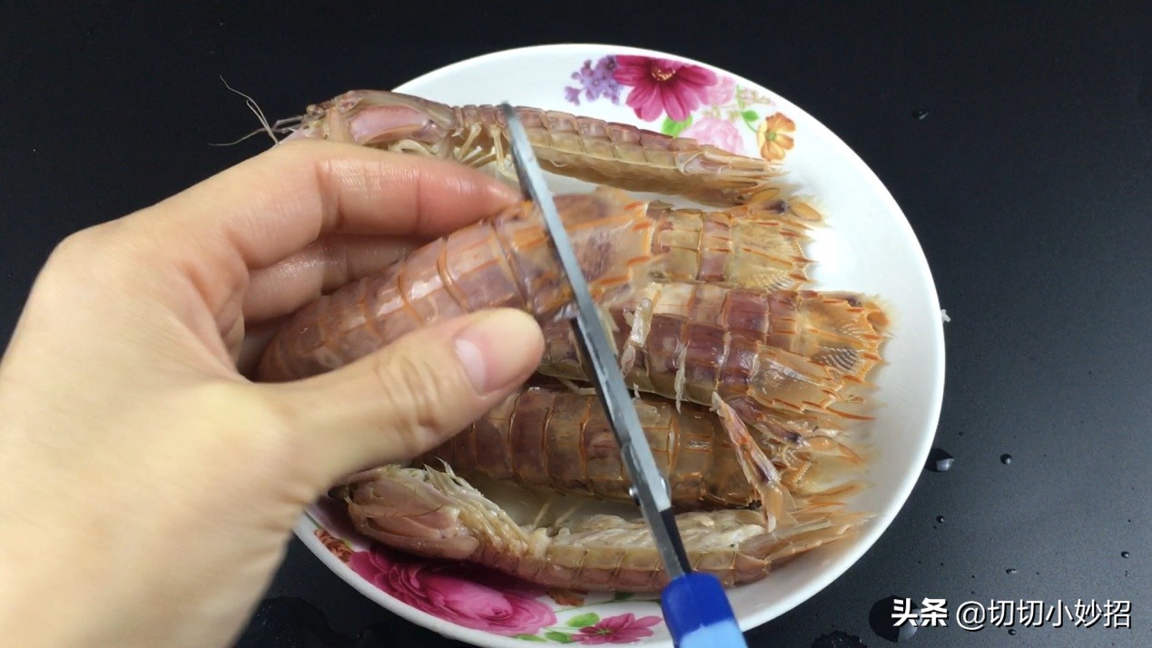 熟的皮皮虾扎手有点疼怎么处理,皮皮虾好吃不会剥又扎手又扎嘴