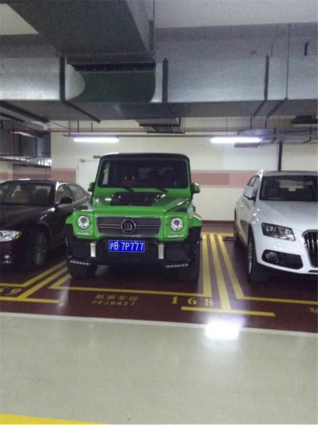 上海顶级豪车最多的小区，几千万的车都有，有几台都是同一个车主