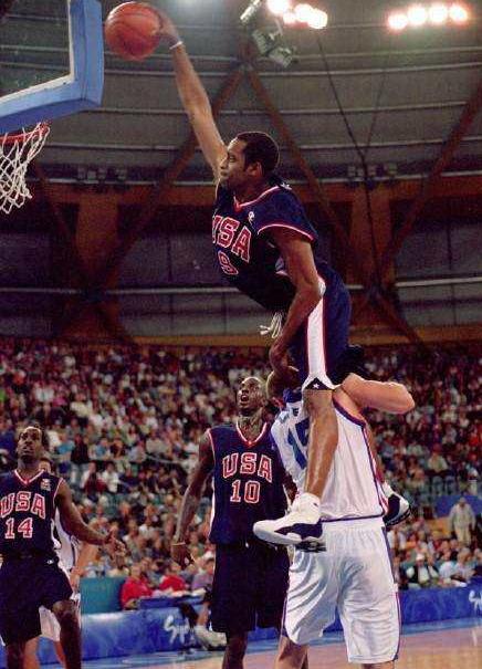 这些谣言骗了多少人！科比凌晨4点梗被科嫂点破，KG摸篮板上沿