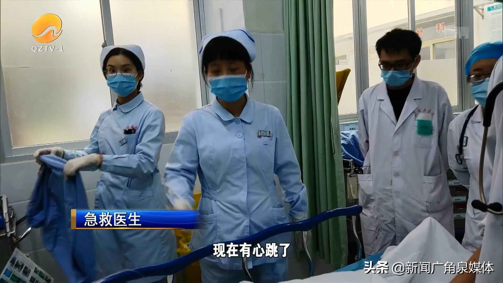 老人晕倒街上众人救助,老人倒地不起三女子出手相助