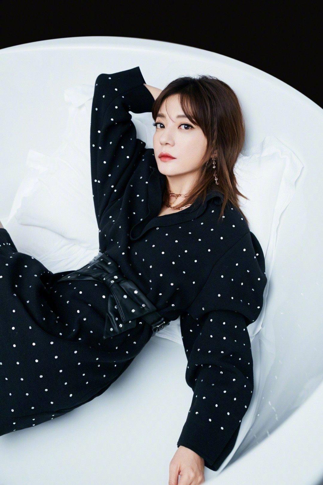 赵薇波点裙穿衣搭配,赵薇系红腰带穿波点裙子