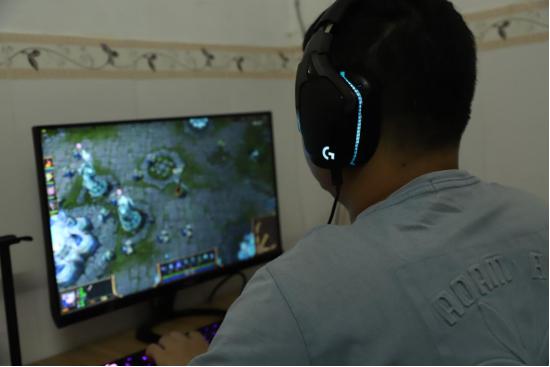 罗技6930电竞耳机,罗技g系列打游戏鼠标哪个好用