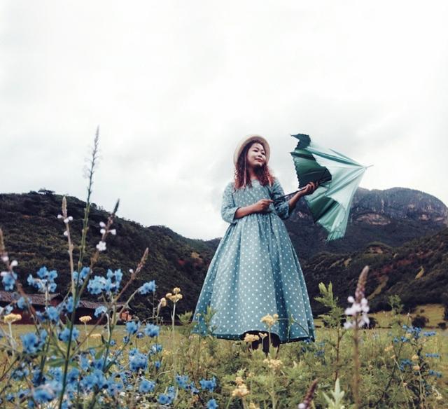 下雨拍照姿势大全不带伞,旅游打伞拍照姿势