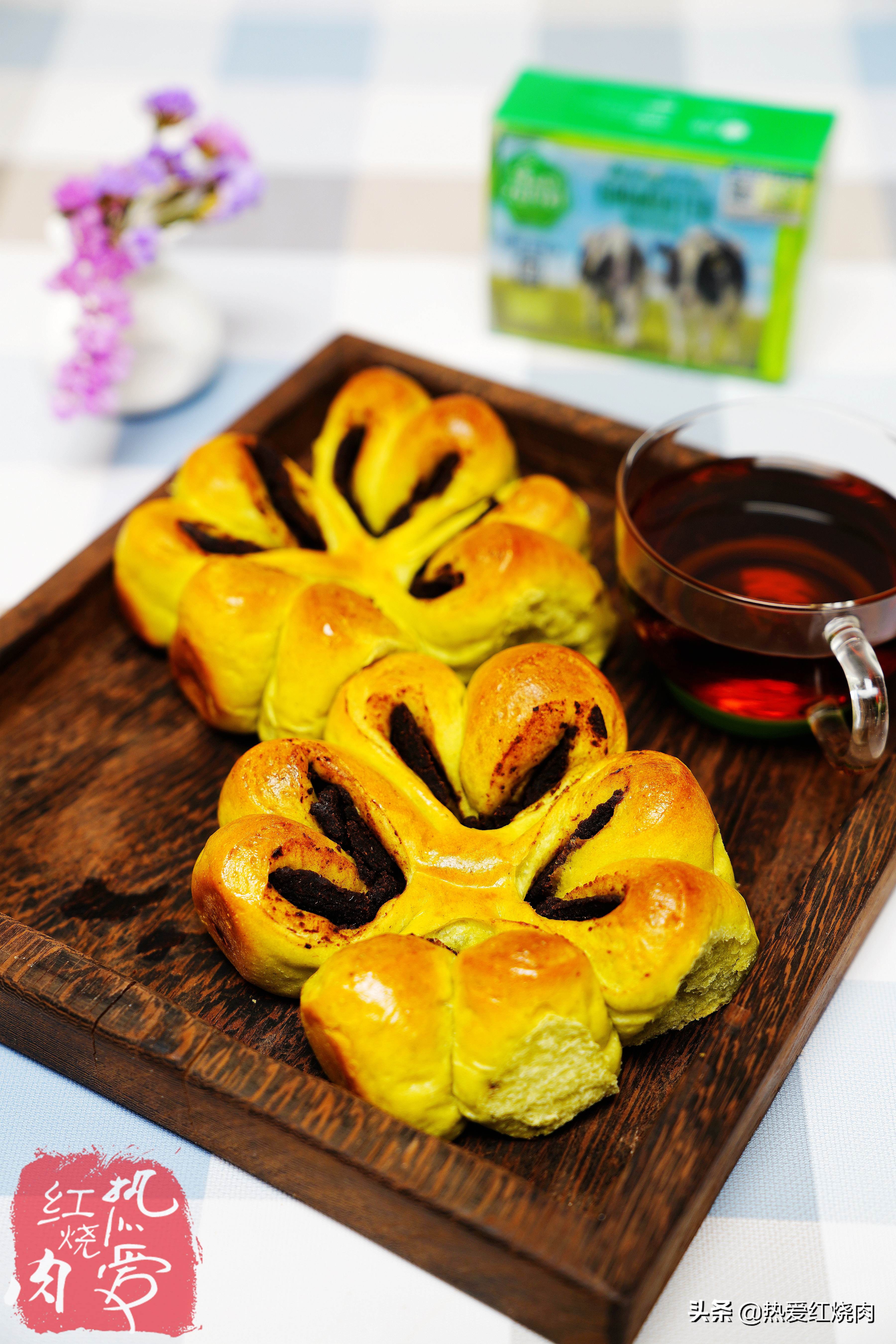 这款面包样式很独特十分松软美味,变色龙夹心面包