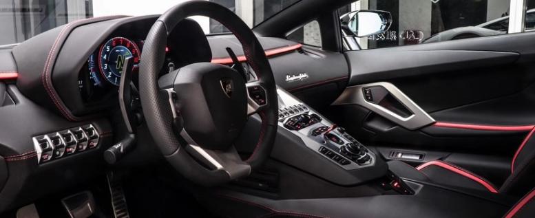 *博兰**基尼LP740-4跑车，车友：这款红色太抢眼了