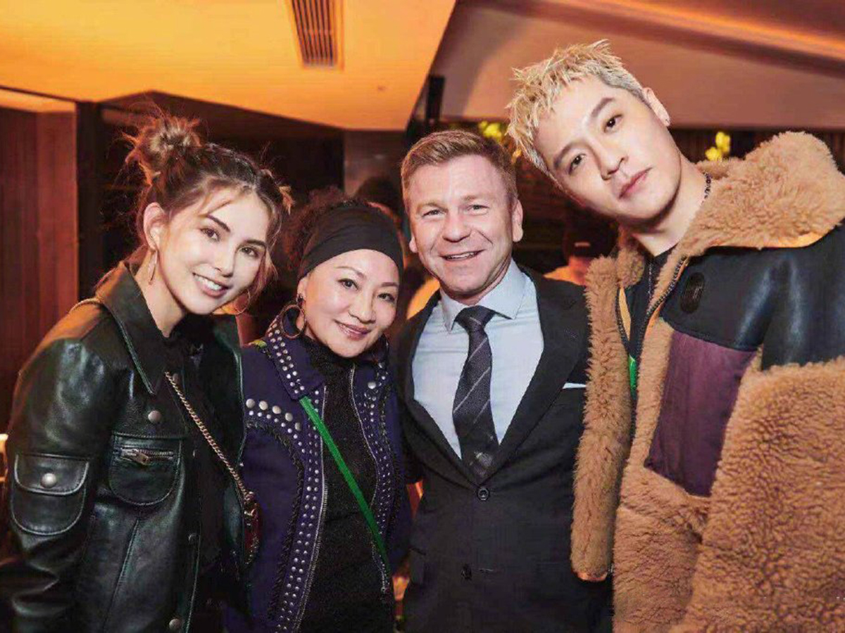 天王嫂昆凌染金发现身活动,天王嫂昆凌聚会的首饰衣着