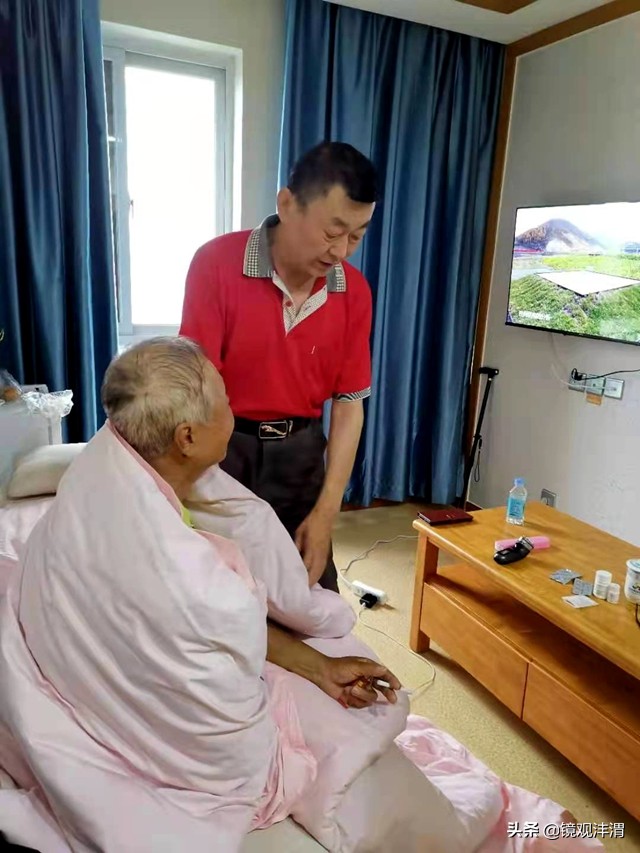 暖心小区众人合力救助倒地老人,暖心老人公园摔伤众多市民救助