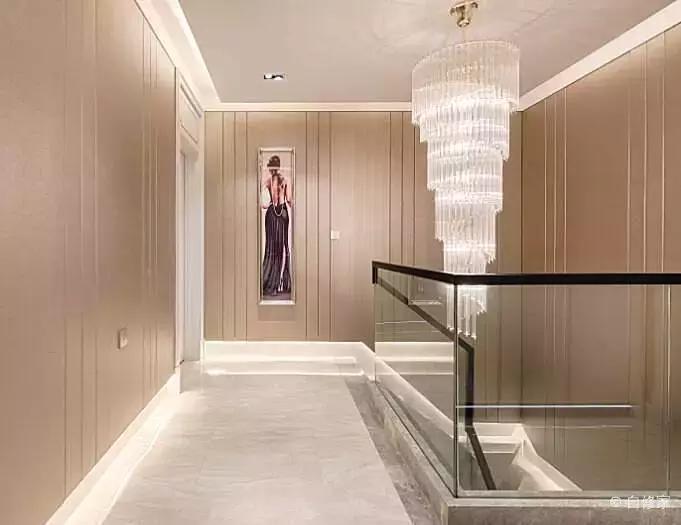 他家像宫殿！巨型水晶灯，黄金瓷砖，金碧辉煌，住上一晚值了