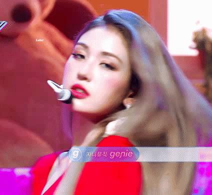 「人间芭比」爆火TikTok！酷爱电玩还是女鞋头？查收你们的新老婆