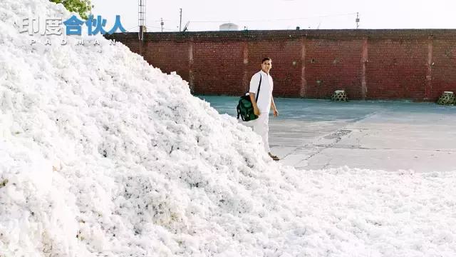 这个了不起的男人，靠着给女人做卫生巾成为英雄！