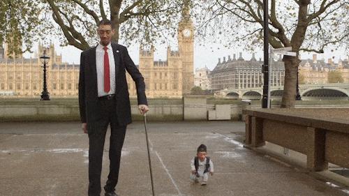 世界上最高和最矮的人相遇,世界上最矮的人身高只有70cm