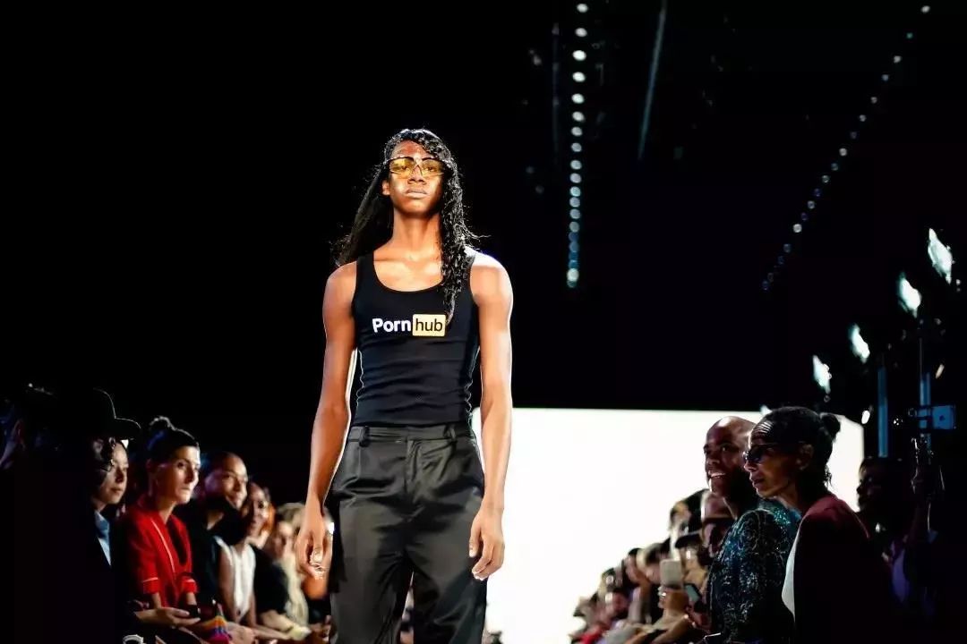 美容精们看过来！肌肤发光已经OUT了？现在流行美到带电