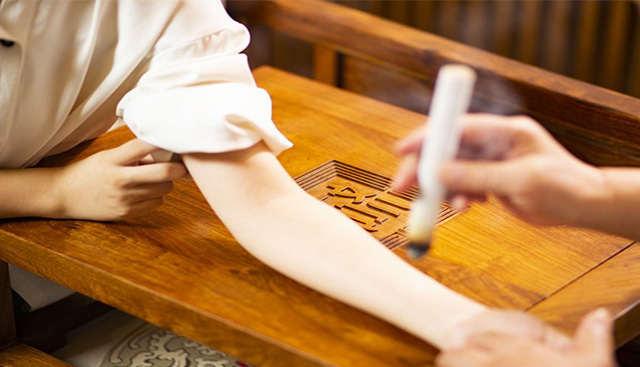 长期坐艾灸椅艾灸有副作用吗,艾灸是机器艾灸好还是人工艾灸好