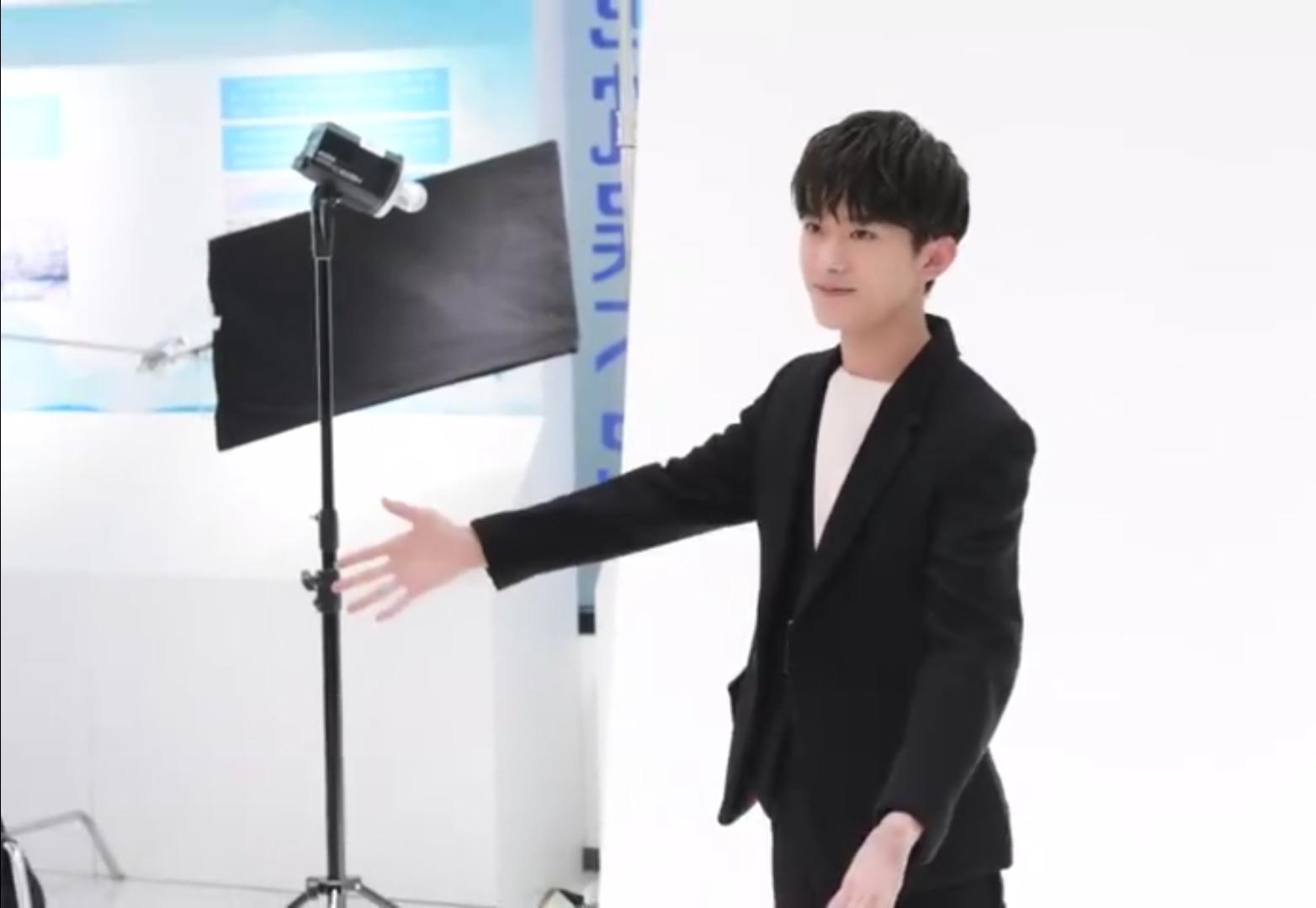 易烊千玺大冰小将带潘思言出去玩,大冰小将易烊千玺撅嘴的图片