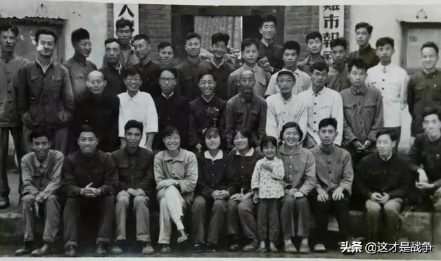 半夜,突然两声枪响,把我们吓醒了,老兵悄悄问我*弹子**上膛了没有