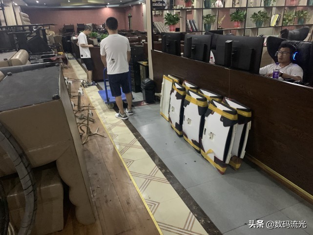 朋友网吧突然倒闭了，一些会员开始算计了，这种事我真做不出来