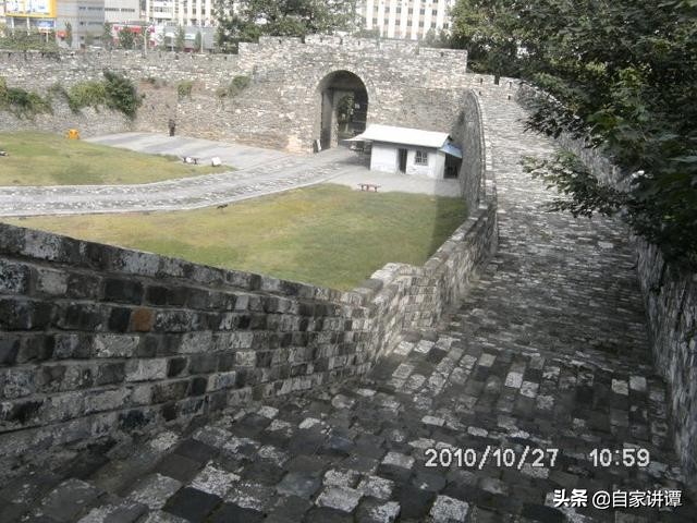 僧为帝,帝亦为僧,数十载衣钵相传,正觉依然皇觉旧