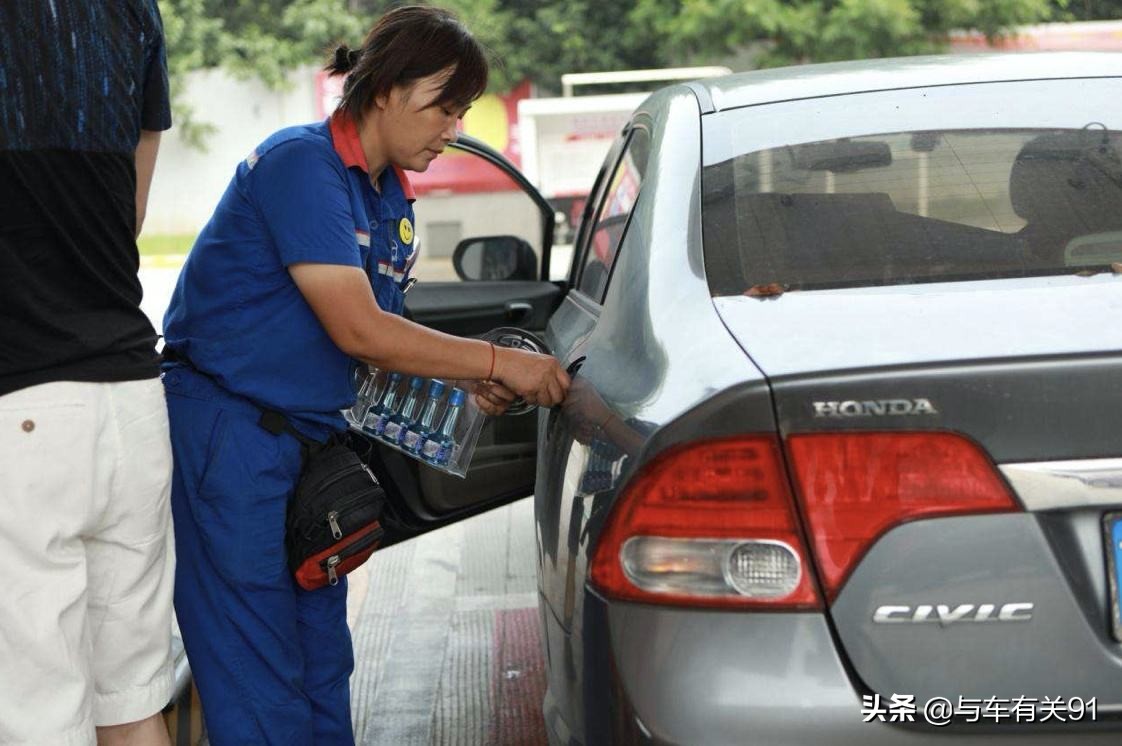 打开油箱盖有油喷出来正常吗,加油时打开油箱盖喷出气体