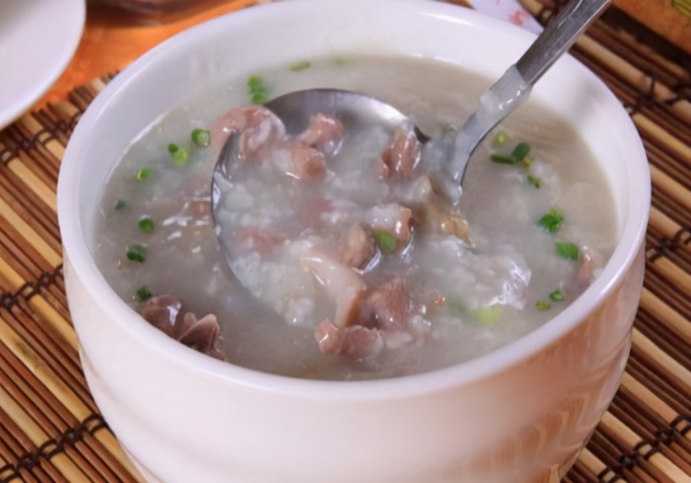 解决狗狗呕吐最快的土方法,狗狗呕吐吃什么药调理肠胃