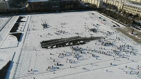 哈尔滨一高校操场惊现双航母,高校雪地双航母