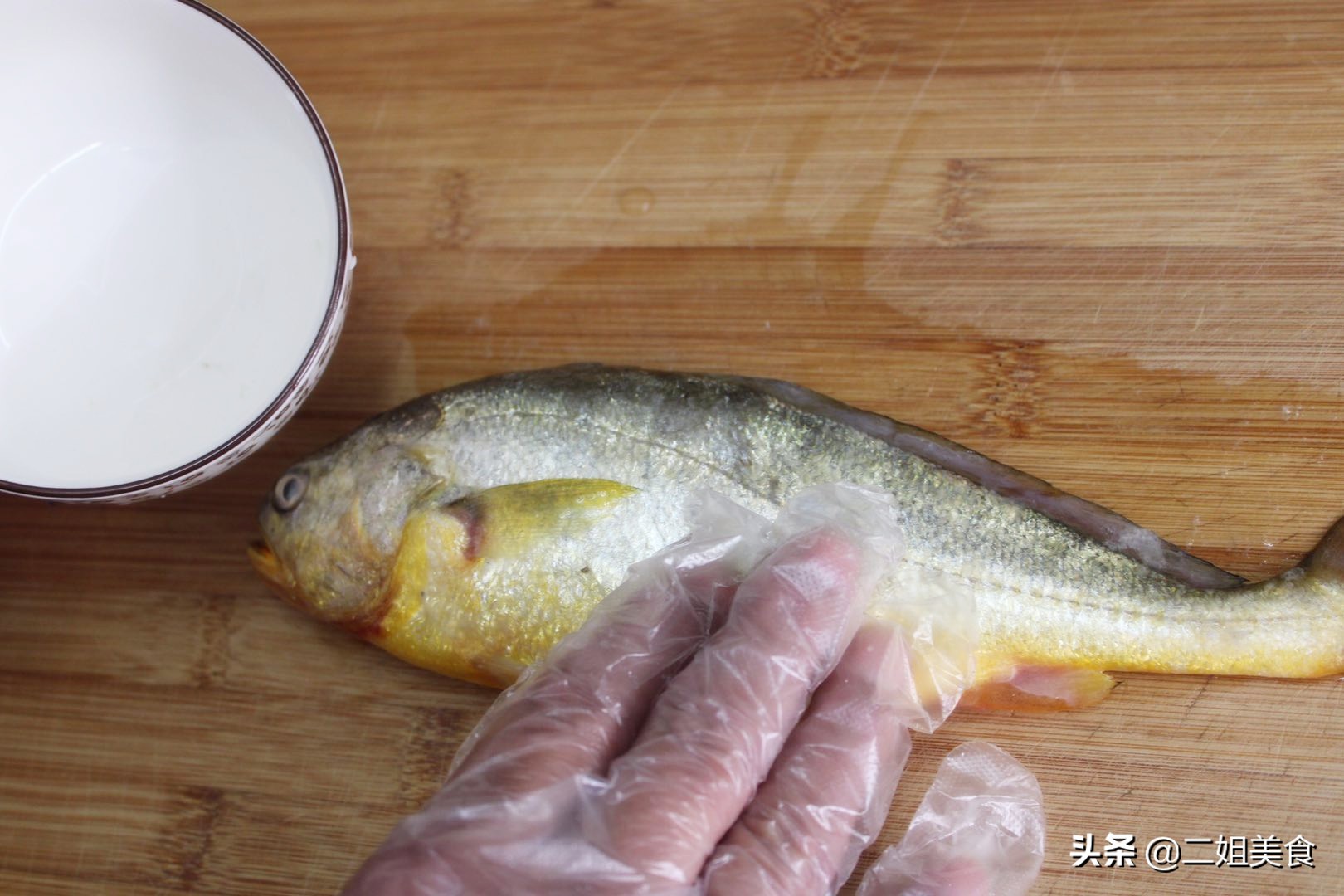 刮鱼鳞时，鱼鳞到处飞溅，教您一招，轻松去鱼鳞，干净无残留
