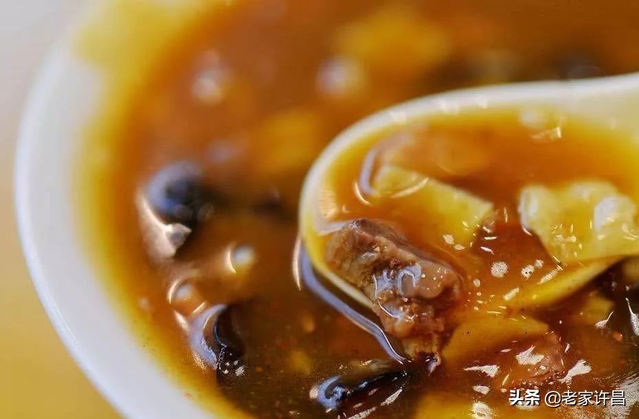 早餐店一块钱一碗的胡辣汤,排队的肉丸胡辣汤