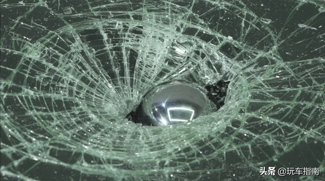 风挡玻璃又破裂？实测日本玻璃盾，石子80km/h撞击都没事？
