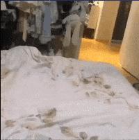 地铁上碰到心仪的女孩子，该怎么跟她搭讪呢？