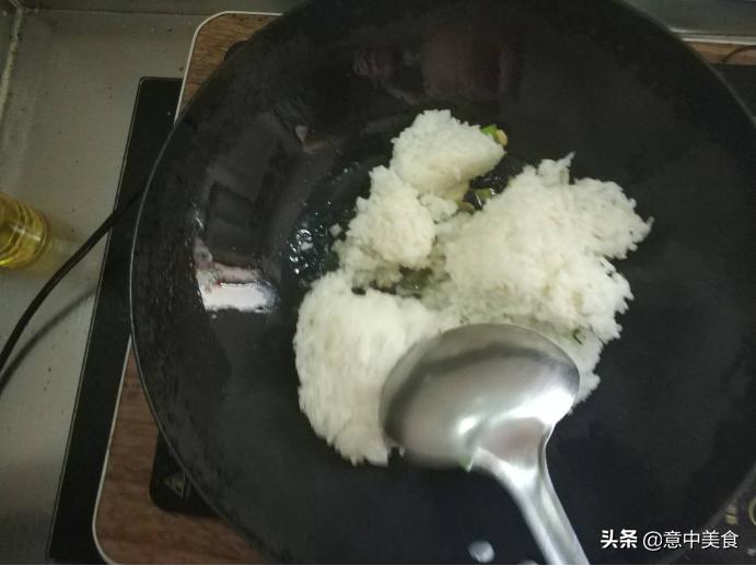 蛋炒饭怎么做防止粘锅,蛋炒饭怎样做不上火