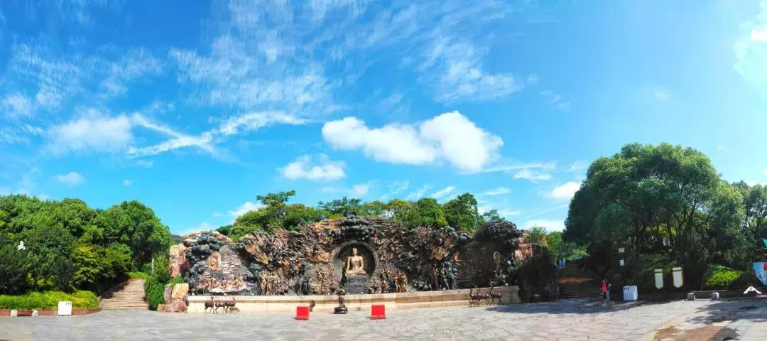 随处皆祥云诸佛现全身手机全景角度下的灵山大佛