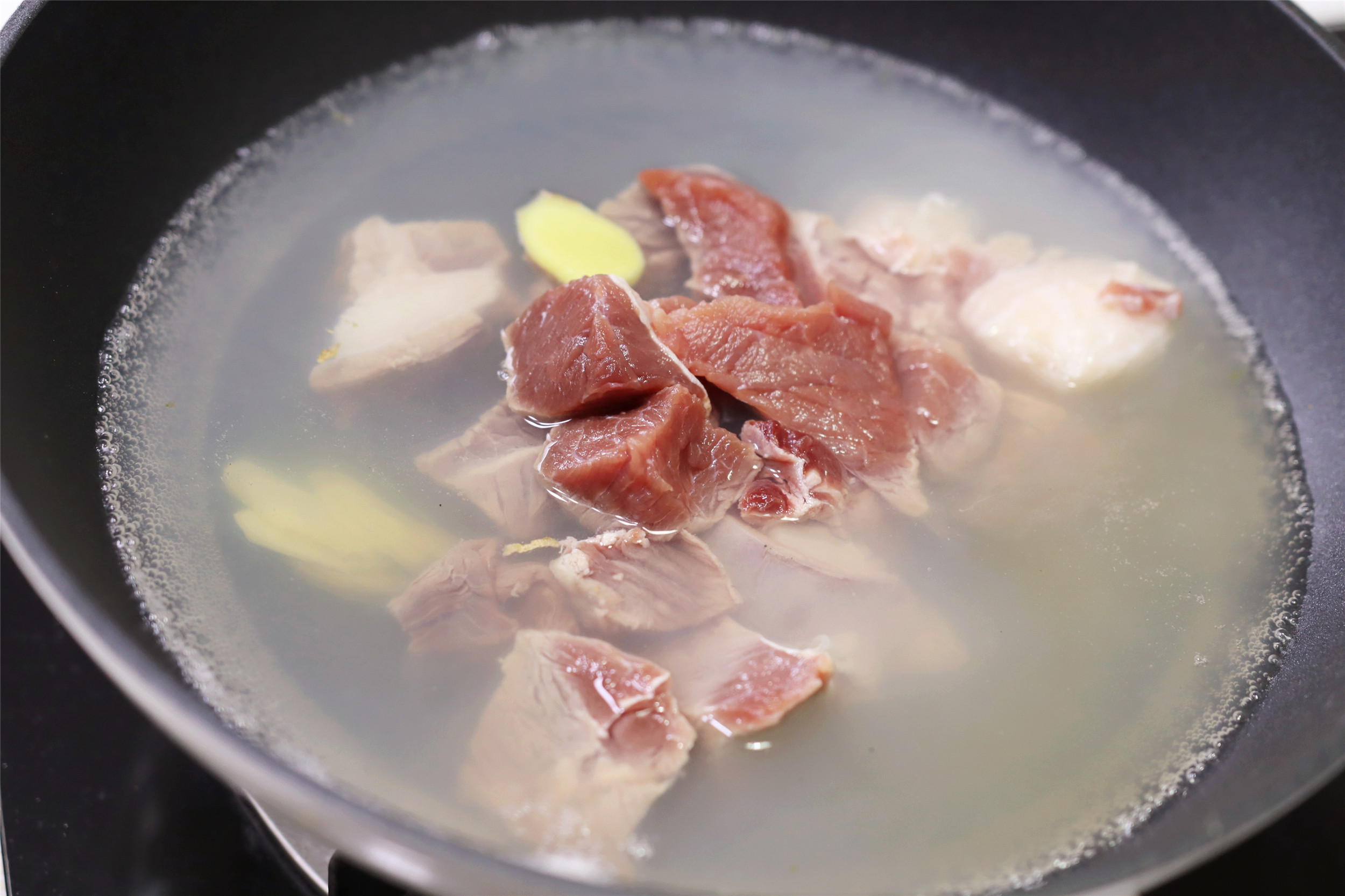 做牛肉炖土豆怎么个配料法,土豆炖牛肉是用牛腩还是牛肉