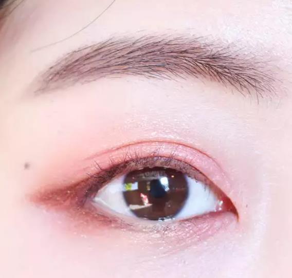 韩系妆容眼妆粉色,韩系桃花妆眼妆教程
