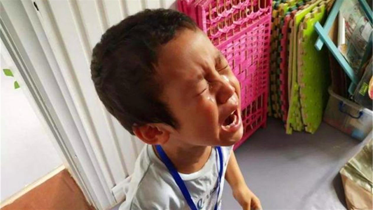 孩子闹着要买ugg,小孩闹父母给买苹果手机