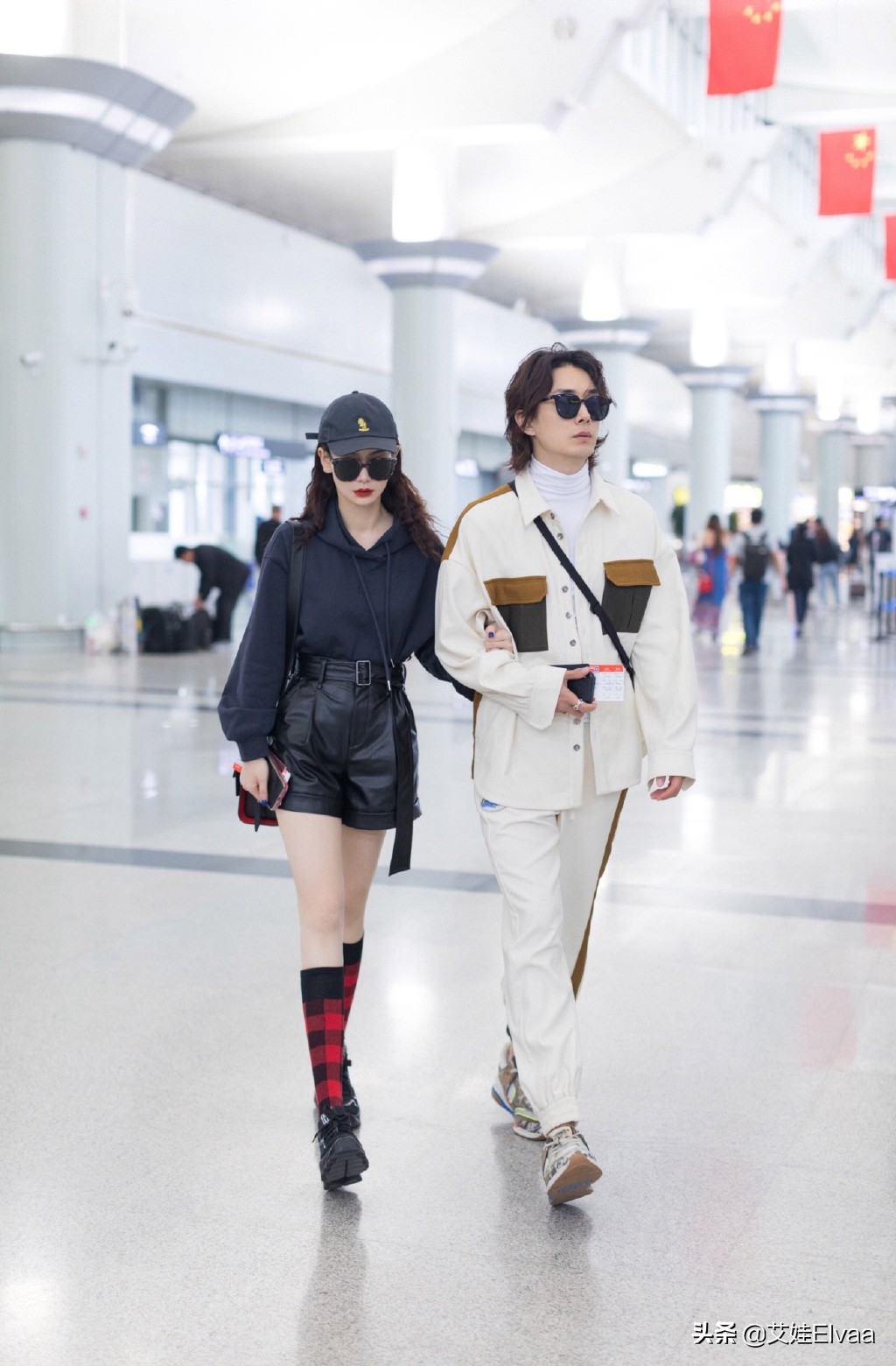 戚薇素颜被吐槽,戚薇韩范十足现身机场