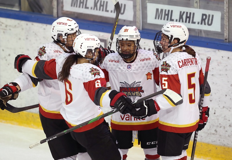 深圳万科阳光女冰穿战疫球衣，夺WHL半决赛首胜