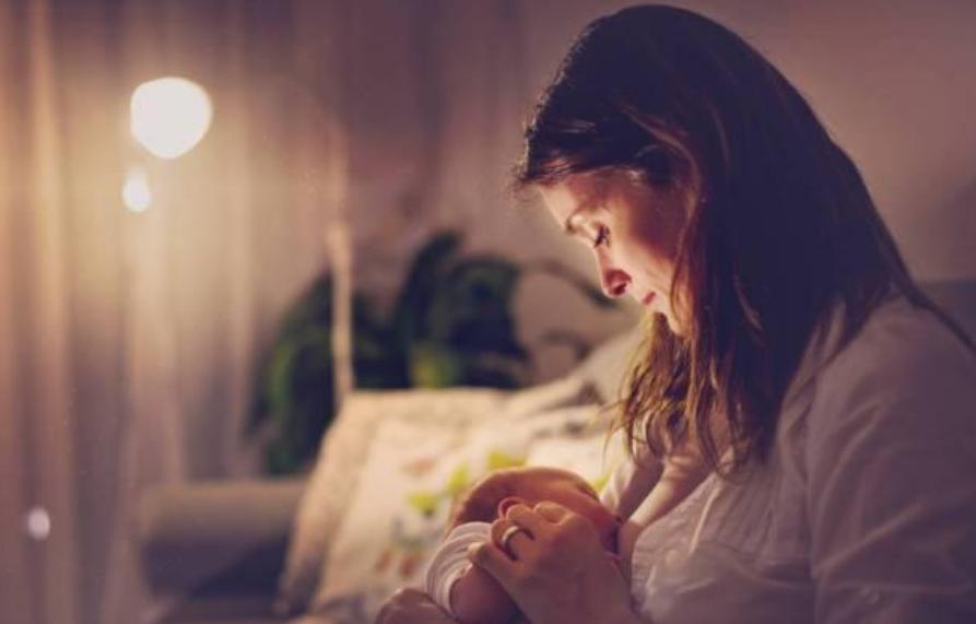 为什么宝宝吃母乳就睡，放下没一会就醒？背后原因太暖心