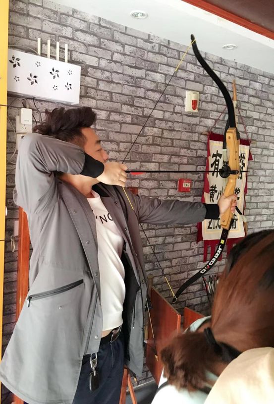 这个音乐系毕业的90后钢银业务员有点不一般！