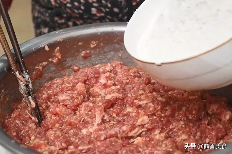 炸牛肉丸子放不放小酥肉粉,炸牛肉丸子不能放什么调料